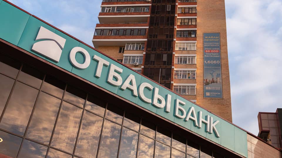 «Шапан в подарок»: Отбасы банк дал официальный комментарий по скандальному делу