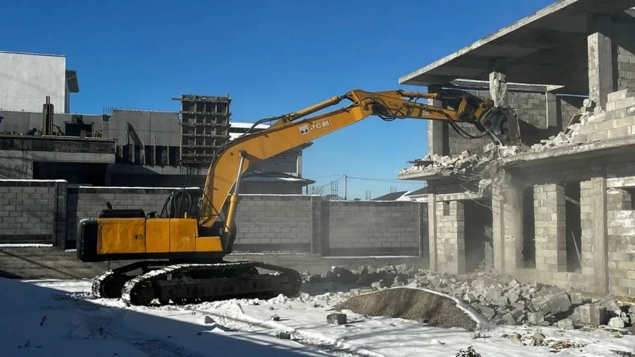 «Әкел бензинді, өзімді өртеймін»: таунхаусқа барған депутат Бақытжан Базарбек трагедия тудыра жаздады