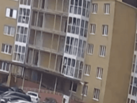 Камераға түсіп қалған: Қарағандыда әйел жетінші қабаттан секіріп кетті