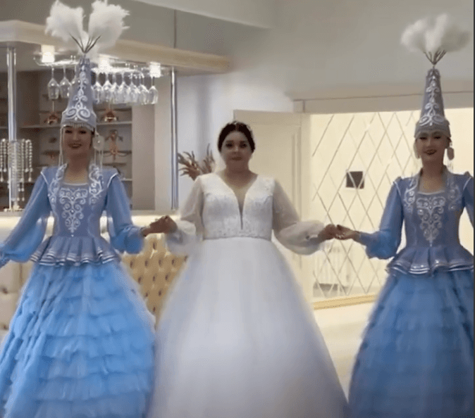 «Роза Әлқожаның жанкүйері»: Қазақы дәстүрмен ұзатылған орыс қызының тойы көпшілікке үлгі болды (ВИДЕО)