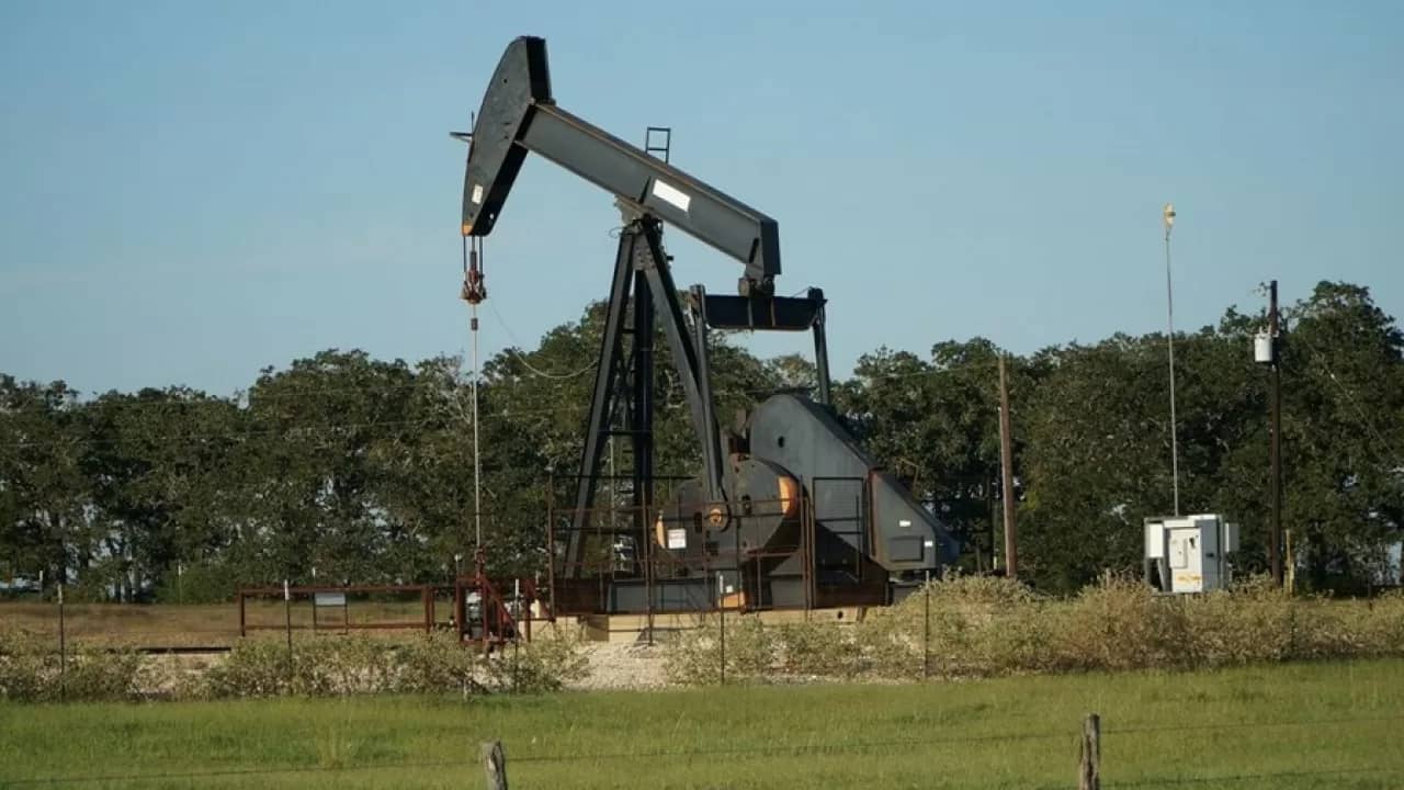Нефть начала новую неделю с падения