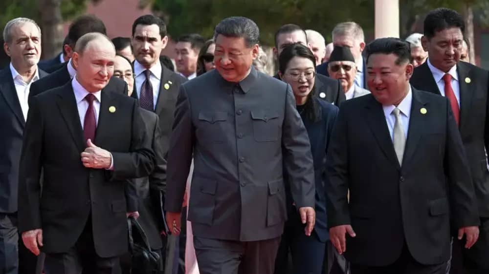 Си Цзиньпин, Путин и Ким Чен Ын вместе вышли смотреть парад в Пекине