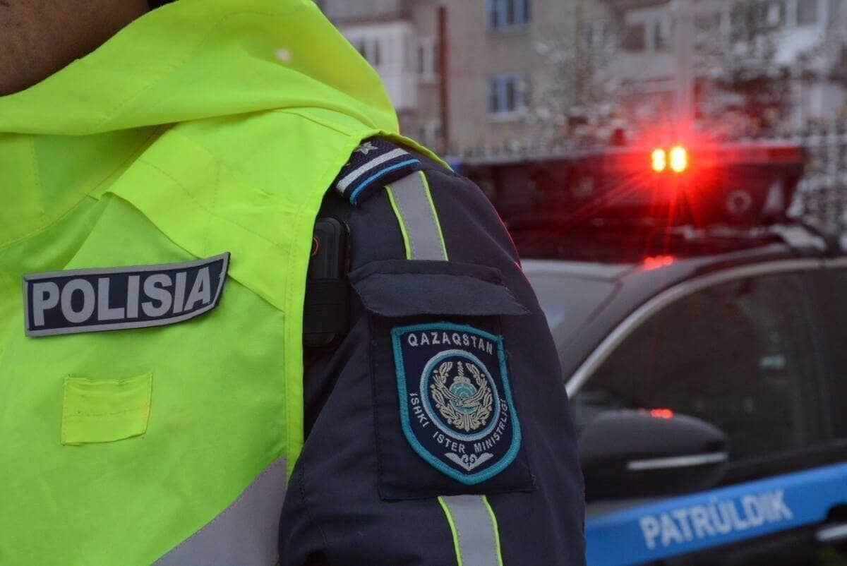 Алматыда полицей Ресей блогерінің көлігінен нөмірді алмағаны үшін қызметтен босатылды