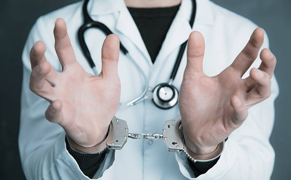 В Астане осужден врач-мошенник за обман пациентов