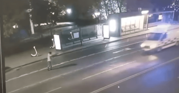 Пьяный мужчина разбил стекло машины скорой помощи