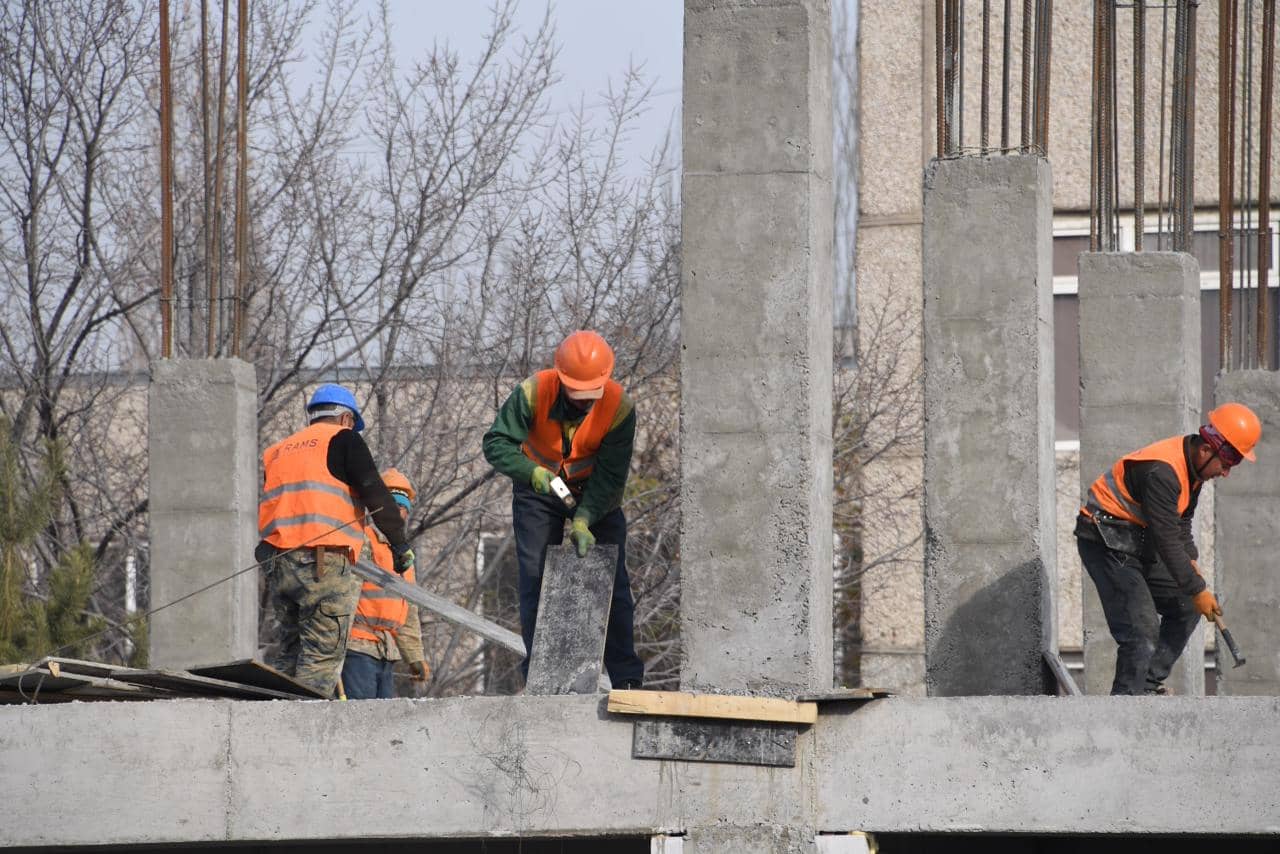 Алматинскую строительную компанию лишили лицензии за нарушения