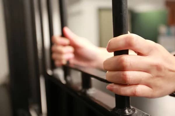Экс-аким украла 500 тысяч тенге для зарплаты рабочих: приговор вынесен