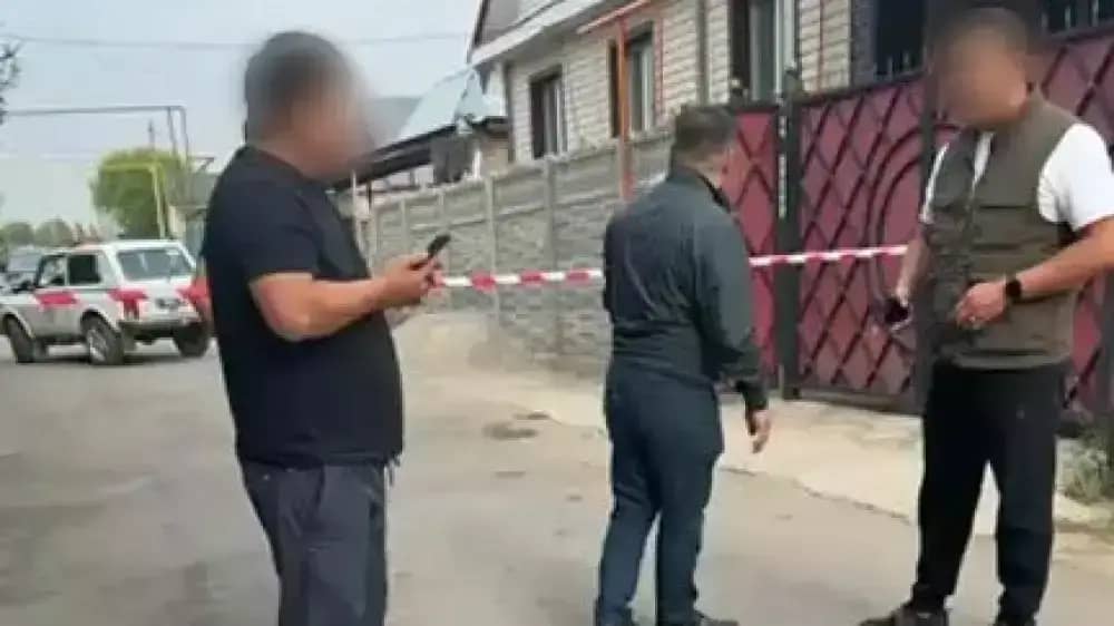 Талғардағы сұмдық жағдай: Кісі өлімі мен бала ұрлау ісі бойынша учаскелік полицей тергелуде
