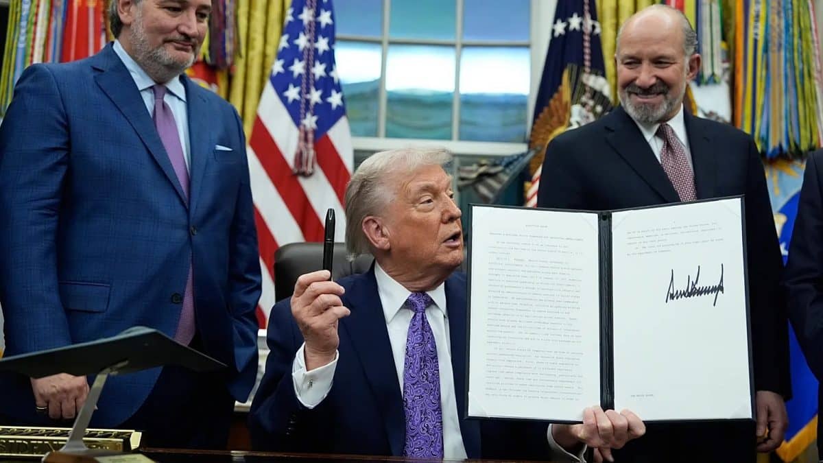 Трамп AI бойынша жаңа бұйрыққа қол қойды: бұл штаттар үшін нені өзгертеді?