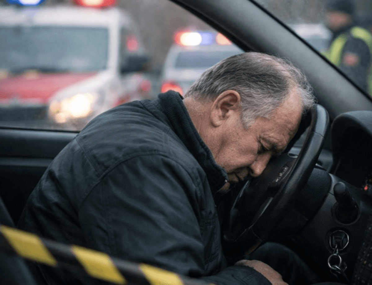 Өскеменде көлік тізгініндегі зейнеткер жол үстінде көз жұмды