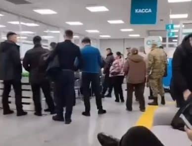 Отбасы банк тағы да сынның астында: Ұзын-сонар кезегі халықты әбден титықтатты