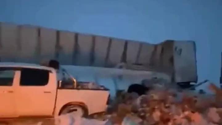 Зимняя «раздача» йогурта: грузовик перевернулся, водитель раздал товар прохожим