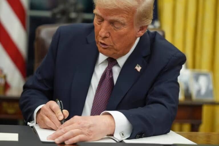 США вводят жёсткий запрет на въезд для новых стран