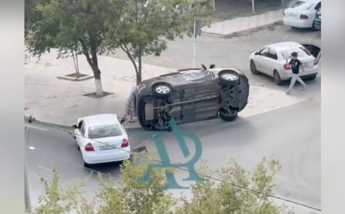 Пожилая женщина помогла вернуть на колёса перевернувшийся Hyundai в Атырау