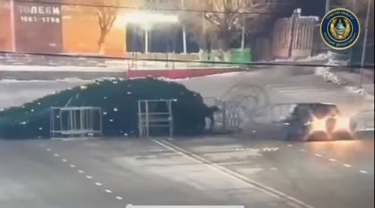 Водитель в Сарыагаше наехал на главную городскую елку