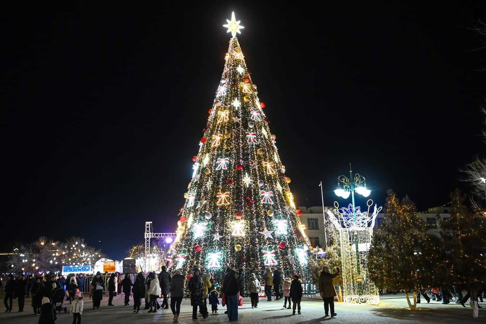 Қызылордада жаңажылдық шырша шамы жағылды