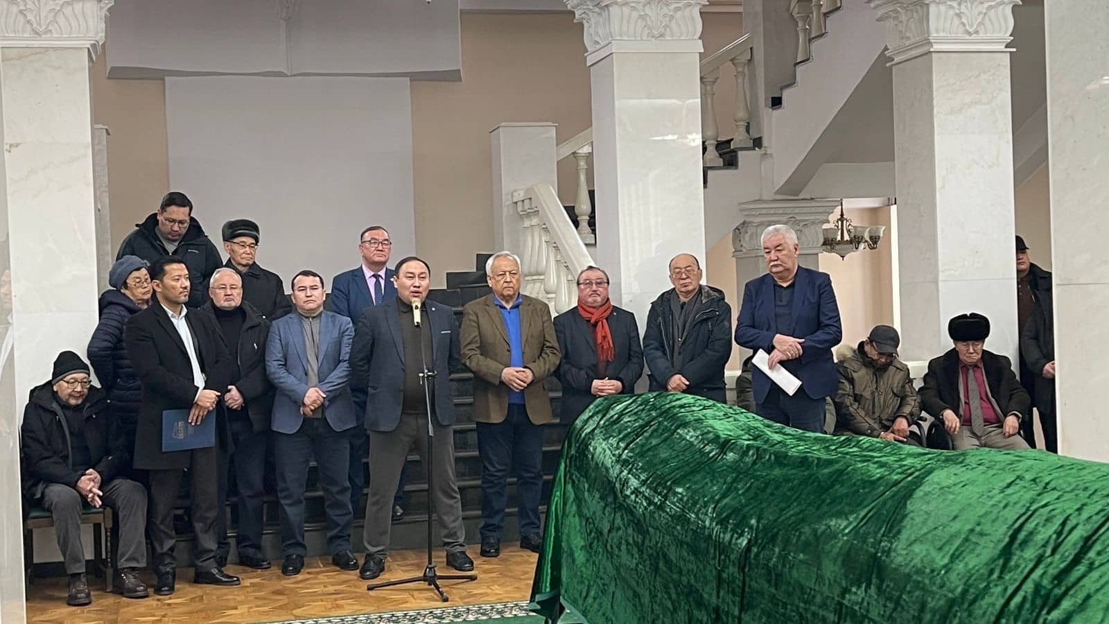«Бізге кішкене ренжіді ғой»: қазақтың «Қожасын» бір топ адам ақтық сапарға шығарып салды