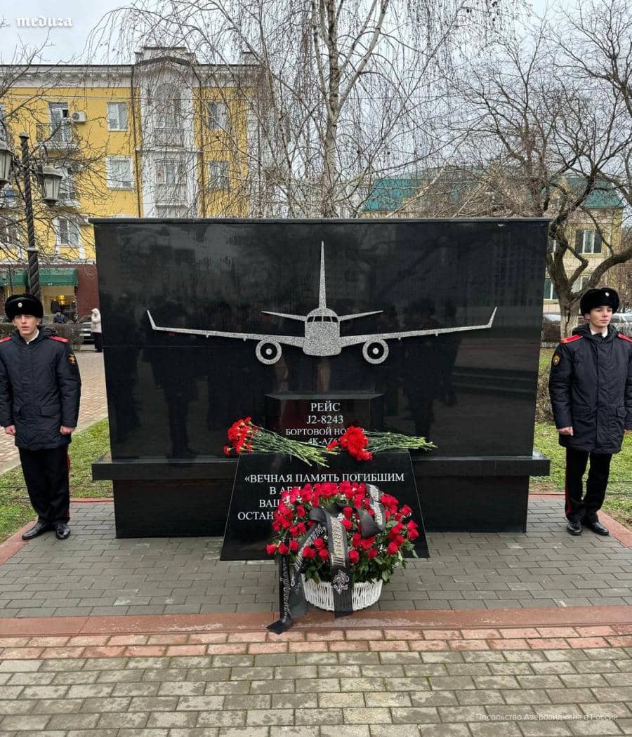 Грозныйда Ақтау маңында құлаған AZAL ұшағы құрбандарына арналған мемориал ашылды