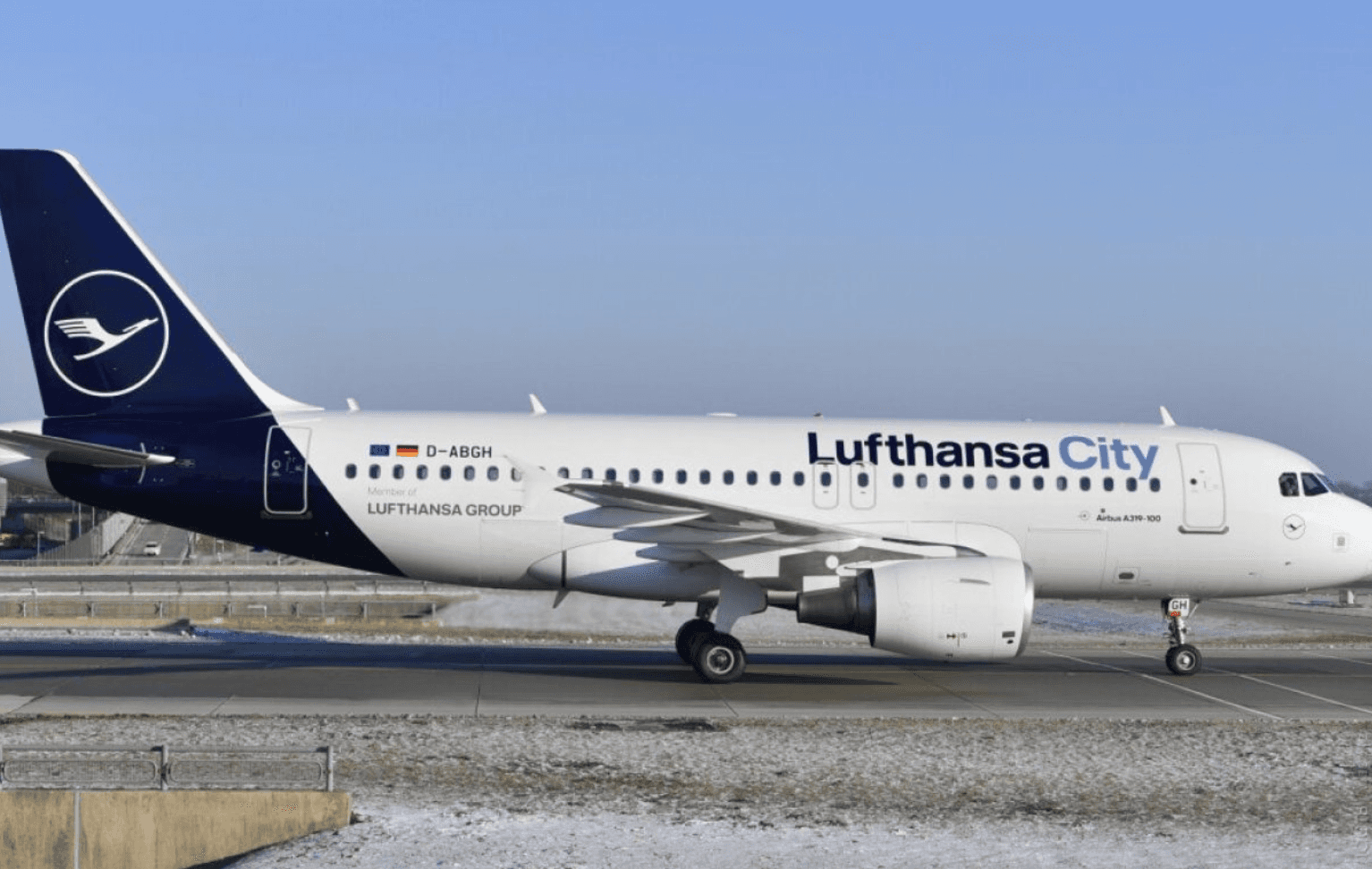 «Жолаушы көз жұмды»: Lufthansa ұшағы Алматыға шұғыл қонуға мәжбүр болды