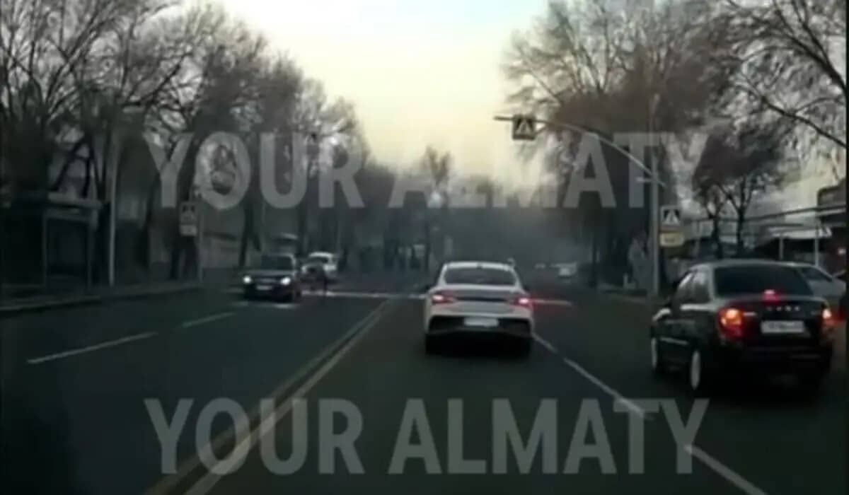 Женщину сбили на пешеходном переходе в Алматы (ВИДЕО)