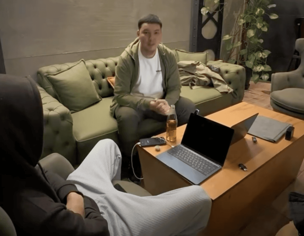 Полицияның кемшілігін ашқан: қудалаудағы «атыраулық хакер» жігіт сұхбат берді (ВИДЕО)