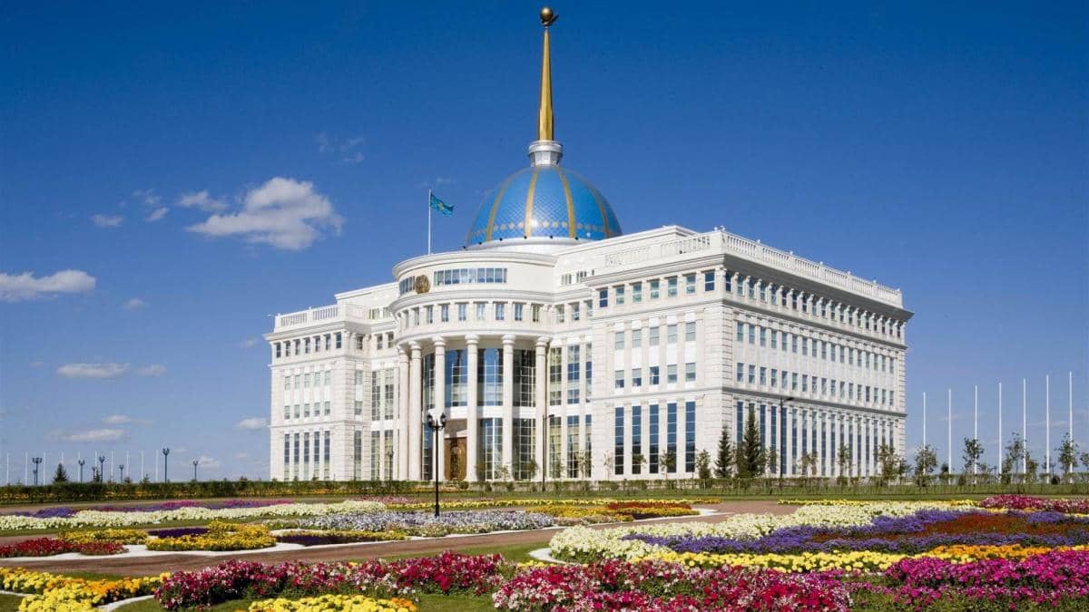 Президент әкімшілігіндегі миллионерлер: Ерболат Досаевтың отбасы 2,3 млрд теңге табысқа кенелді