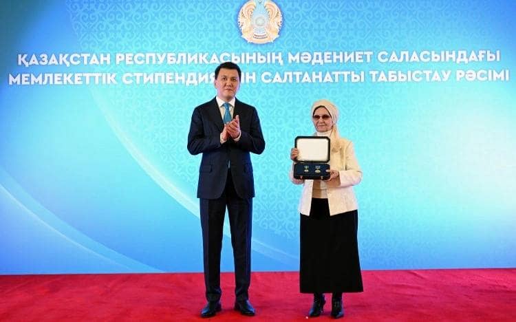 Алматыда Бауыржан Момышұлының отбасына Президент атынан Алтын жұлдыз бен "Отан" ордені берілді