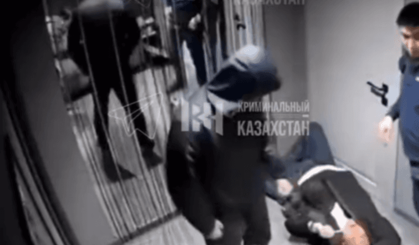 Атырауда сақалдылар бір жігітті жабылып жұдырықтаған