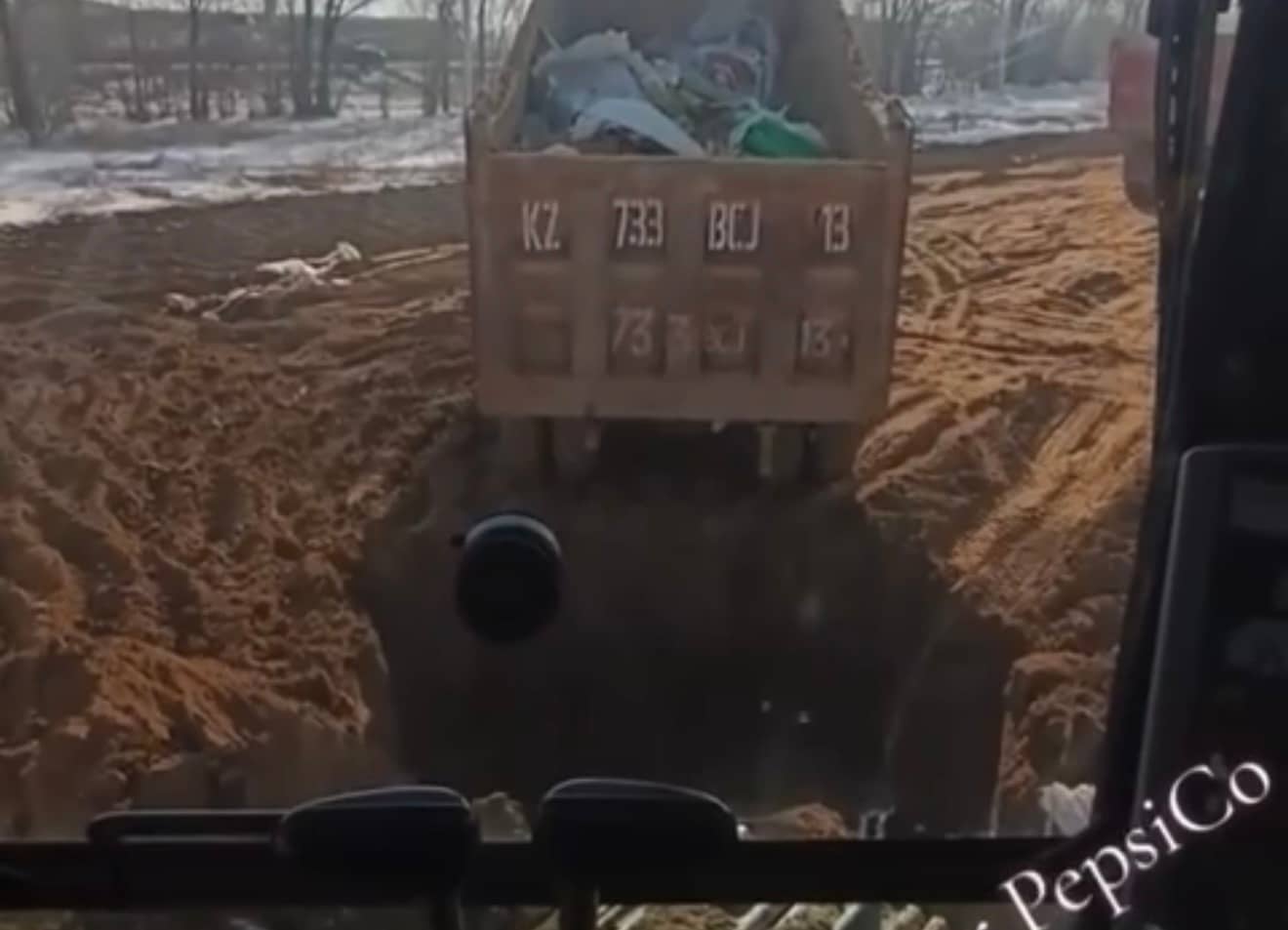 «Осы үшін мені жұмыстан шығарар»: Алматы облысында жұмысшы Lay’s зауытын салып жатқан компанияның заңсыз әрекетін әшкереледі