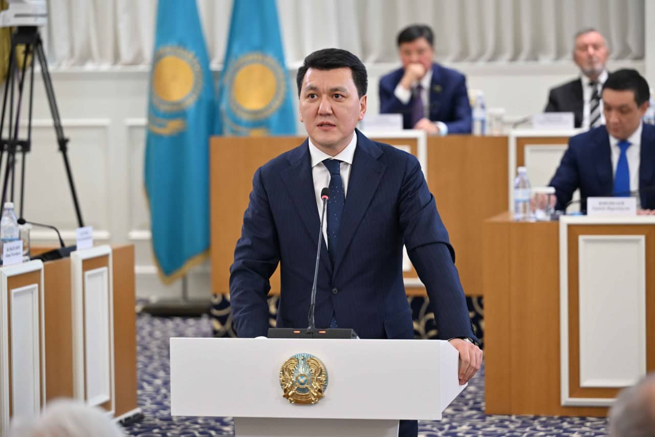 Ерлан Қарин Конституциялық реформа жөніндегі комиссияның отырысында Парламенттік реформа туралы түсіндірді