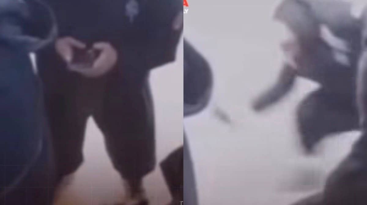 Есікке сөмкесі қысылып қалған: Қарағандыда ер адам автобустан құлап кетті