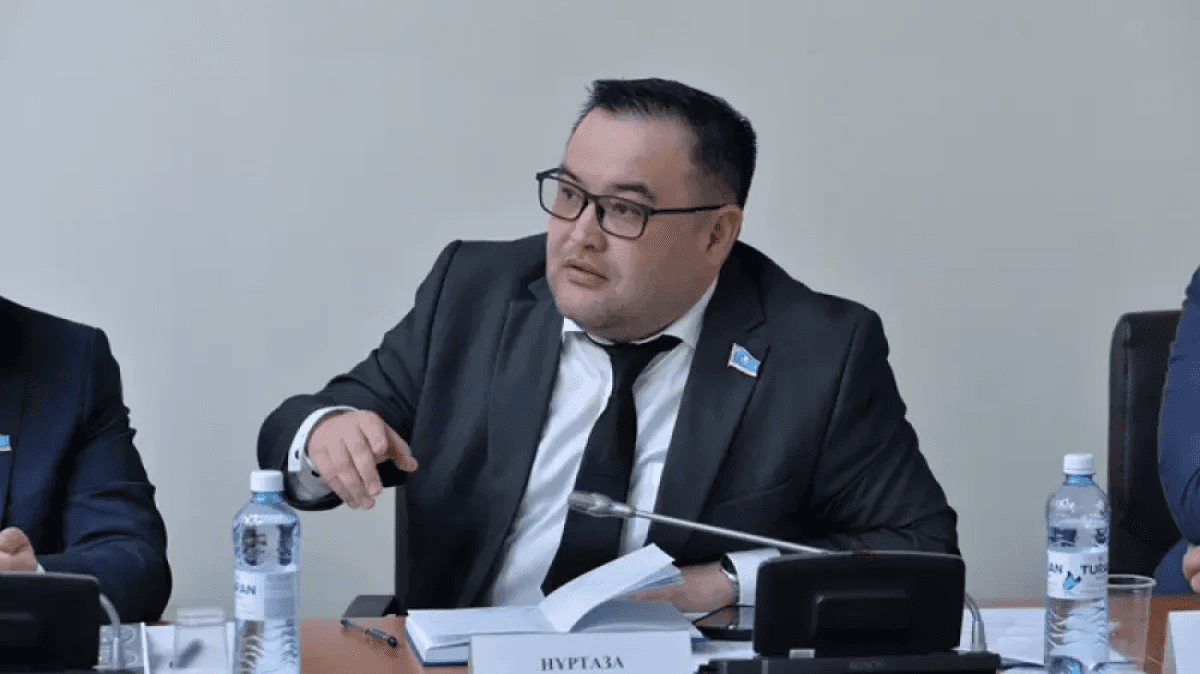 «Ей, аузыңа ие бол»:  Мәжілістің дөрекі депутаты Самат Нұртаза дауға қалды