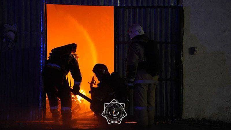 В Алматы произошёл крупный пожар на складе