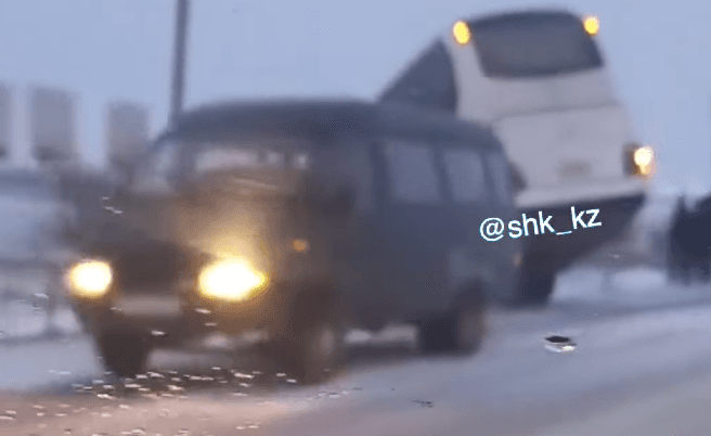 Автобус с 50 пассажирами слетел с дороги в Казахстане (ВИДЕО)