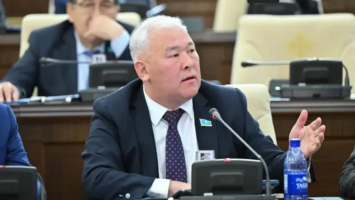 «Неге жалған ақпарат бересіз?»: Депутат Әбенов Энергетика вице-министріне шүйлікті