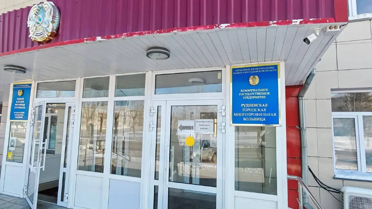 Блогер: "Анам жатқан ауруханада бинт жоқ, медбикелер дәріні үйден әкеледі"
