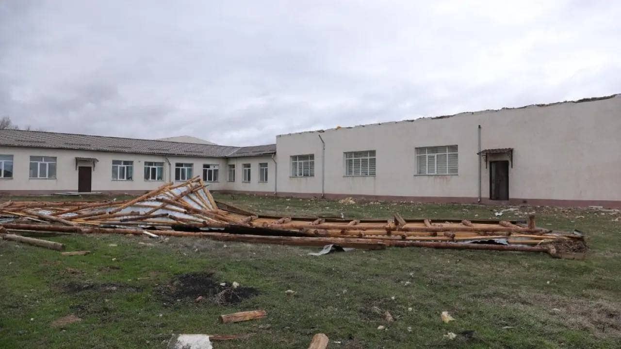 Қатты дауыл 56 үйдің шатырын ұшырды: Жамбыл облысында ТЖ жарияланды