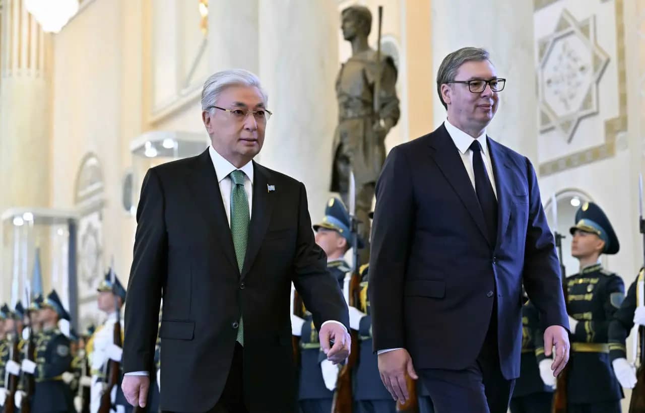 Сербия президенті Ақордаға келді: Тоқаев Вучичті салтанатты түрде қарсы алды