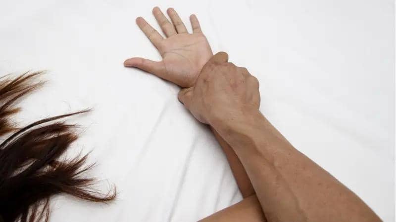 «Туған келінін төсекке тартқан»: Ақтөбеде қайын ата ұлының әйелін зорлаған