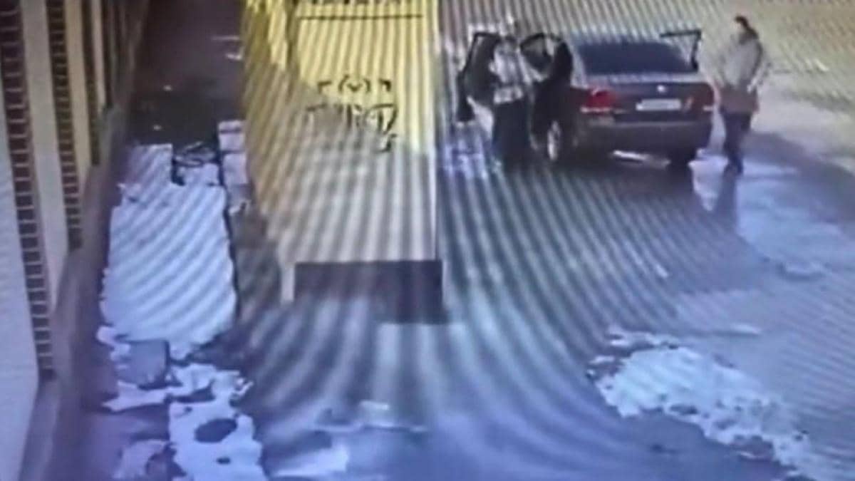 Тараздағы сұмдық: тапа-талтүсте 13 жасар қызды аялдамадан ұрлап кетпек болған