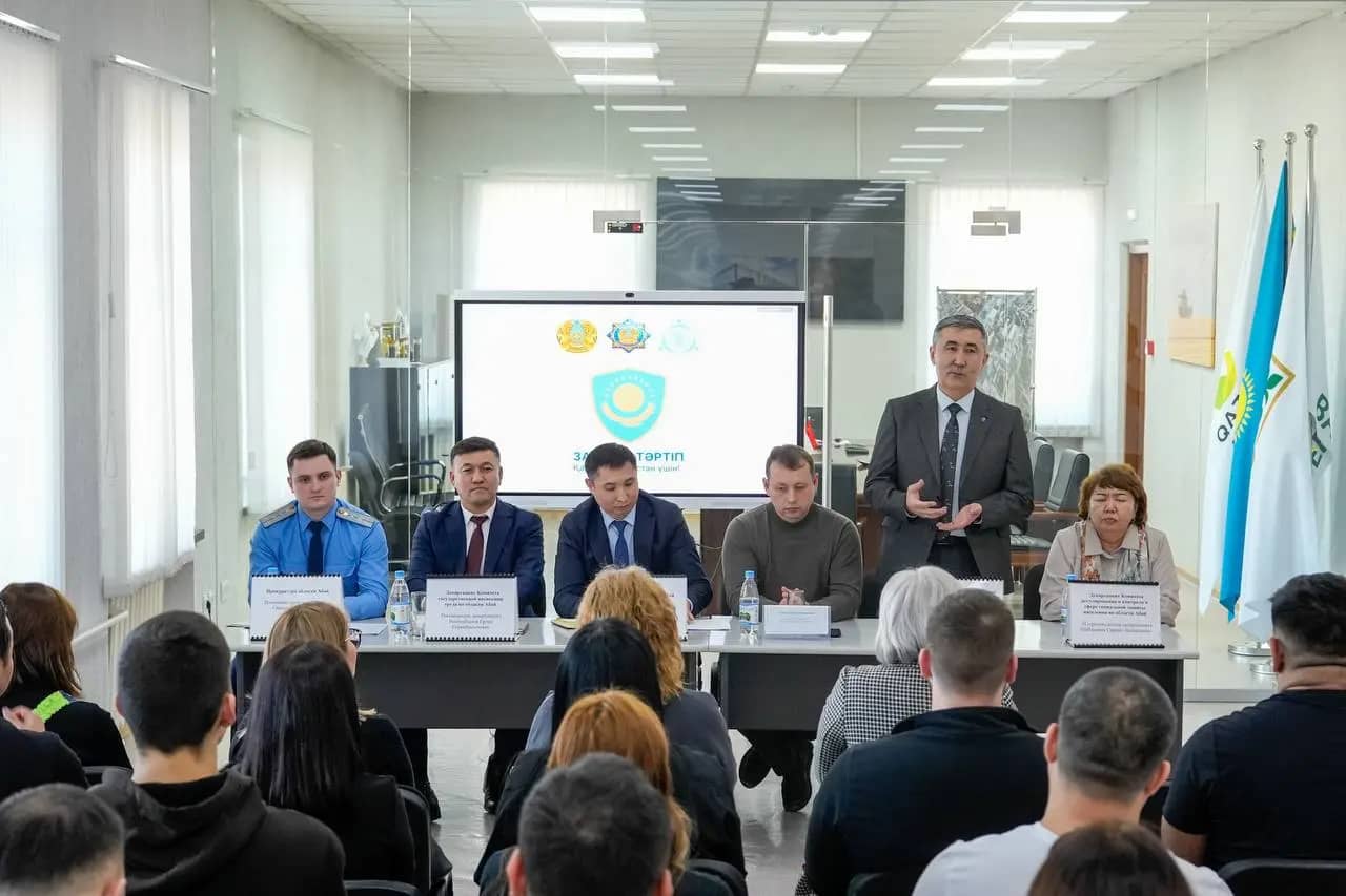 Абай облысының прокуратурасы екі ірі зауытқа барды: жұмысшылардың мұңы тыңдалды