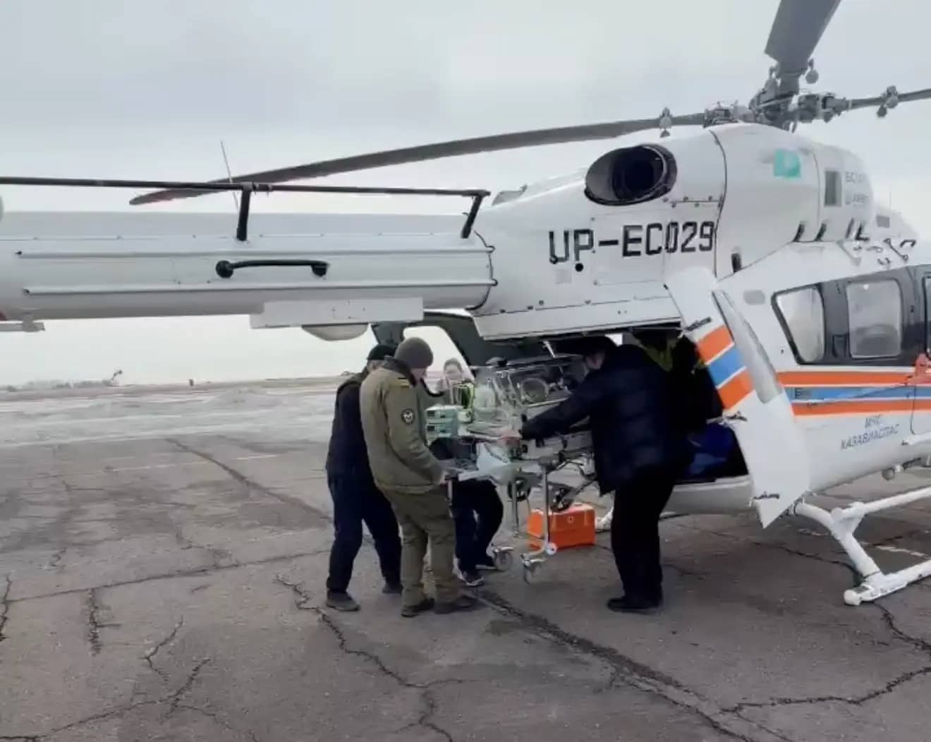Новорожденных двойняшек экстренно доставили в Павлодар вертолётом МЧС