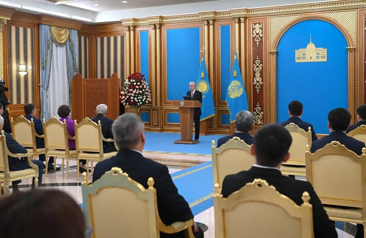 «Қаһарман» етіп көрсетуді қояйық»: Президент полицейлерге шабуыл жасау фактілеріне тоқталды