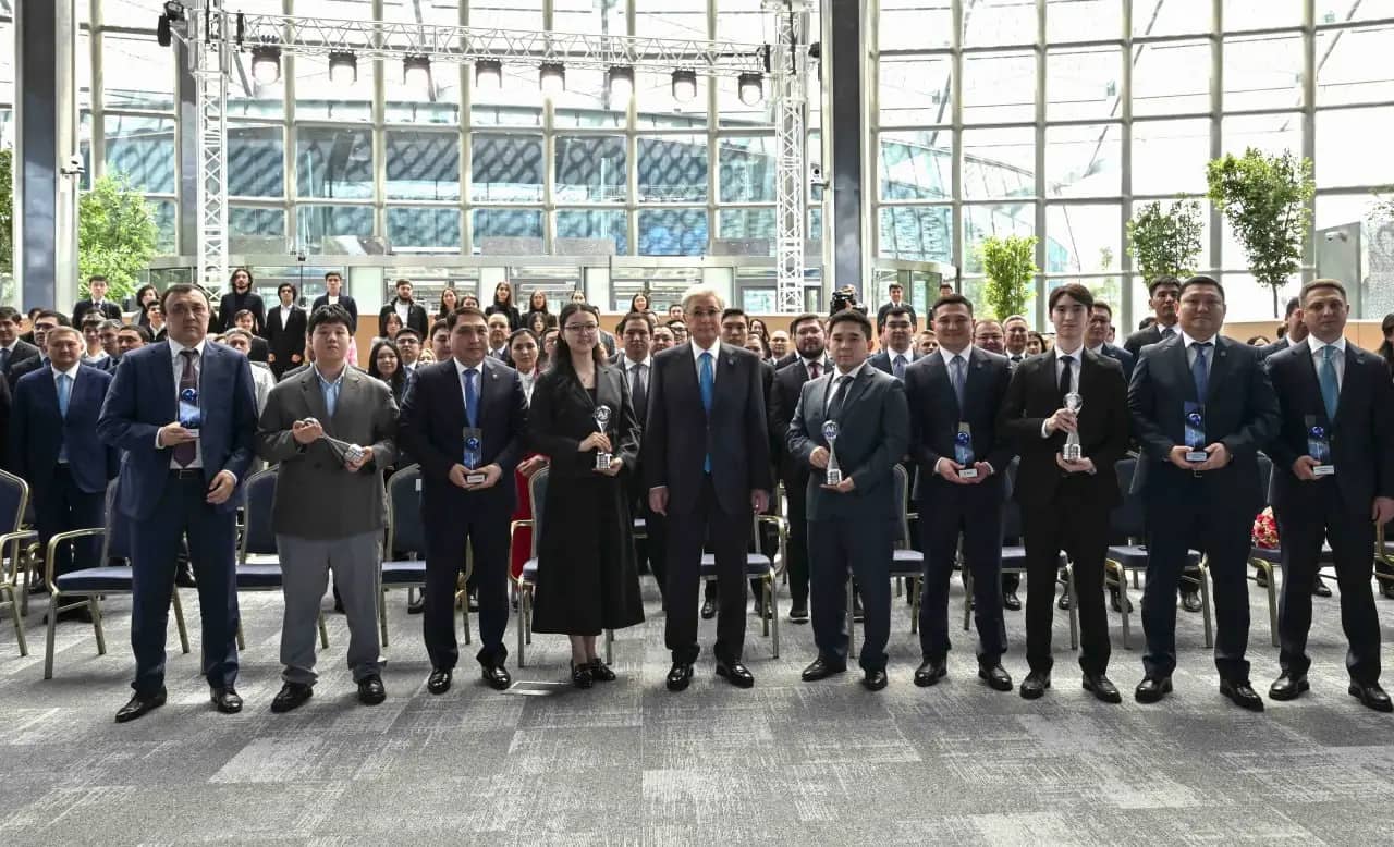 President awards winners of national competitions in AI