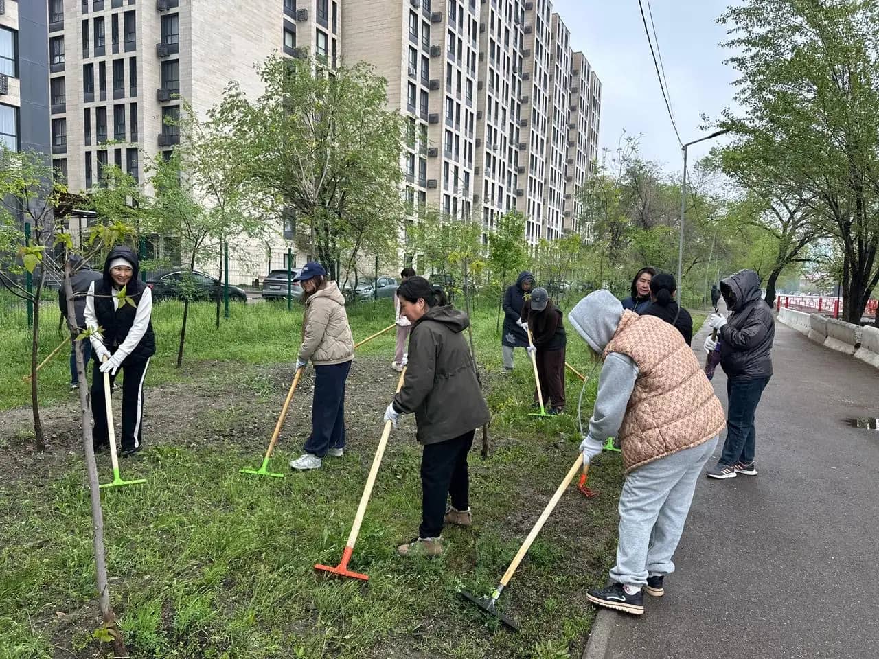 Төле би мен Райымбек көшелері аралығында Үлкен Алматы өзенінің жағалауы тазартылды