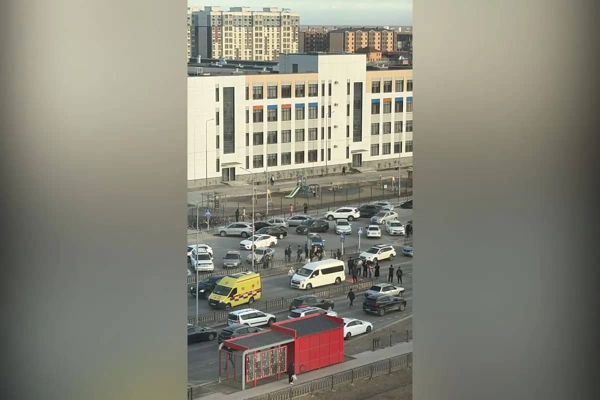 Атыраудағы Binom мектебінің алдында қайғылы оқиға: 7 жасар қыз көз жұмды