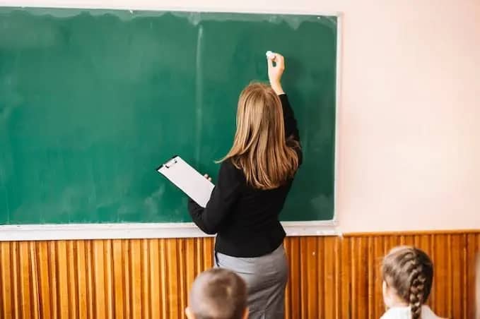 15-year-old student registered teacher in 'prostitutes' group and disgraced her