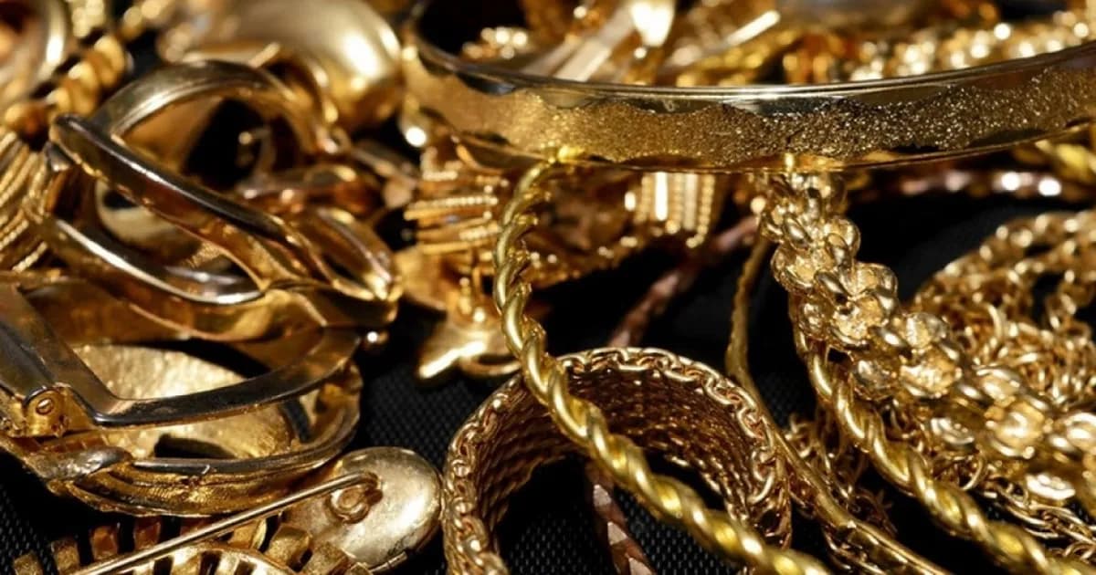 Gold prices hit three-week low