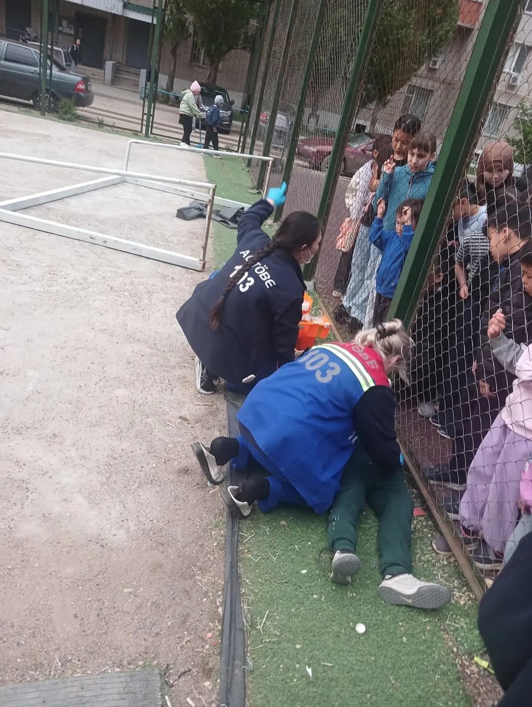 В Актобе ребенка придавило футбольными воротами во дворе дома