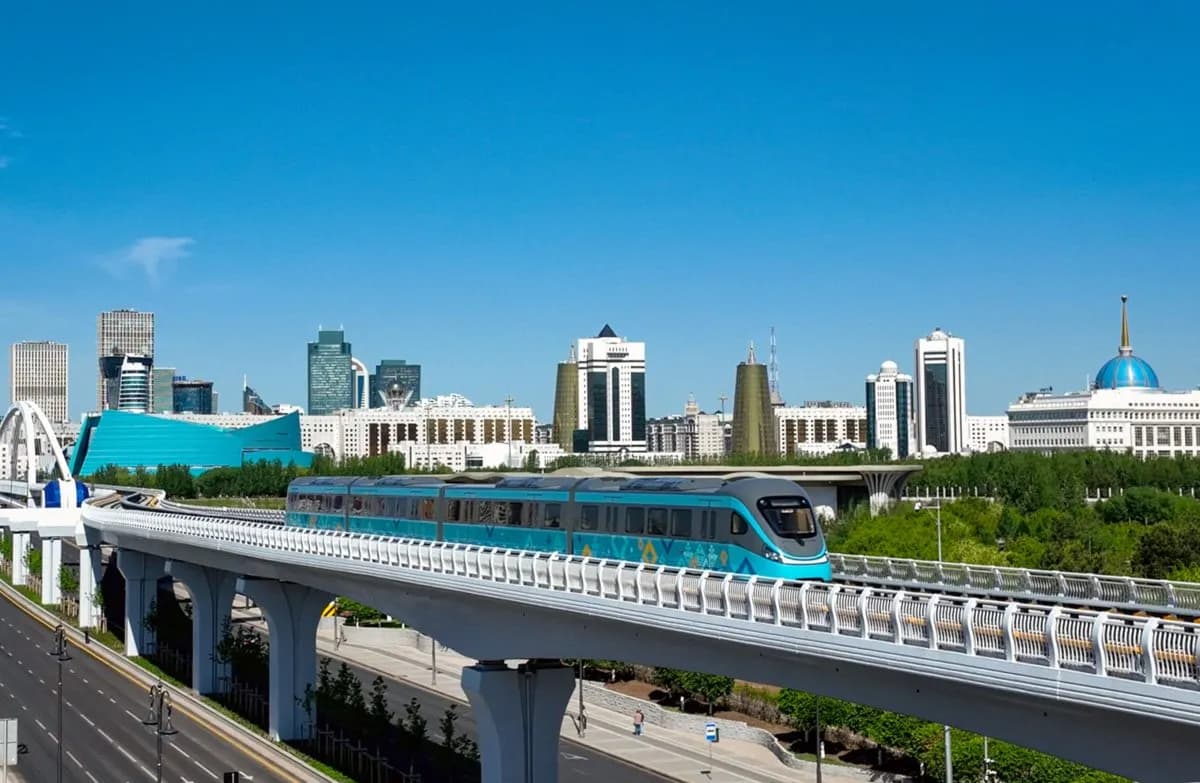 Тежегішті басқан: Астанада жолаушының кесірінен LRT тоқтап қалды (ВИДЕО)
